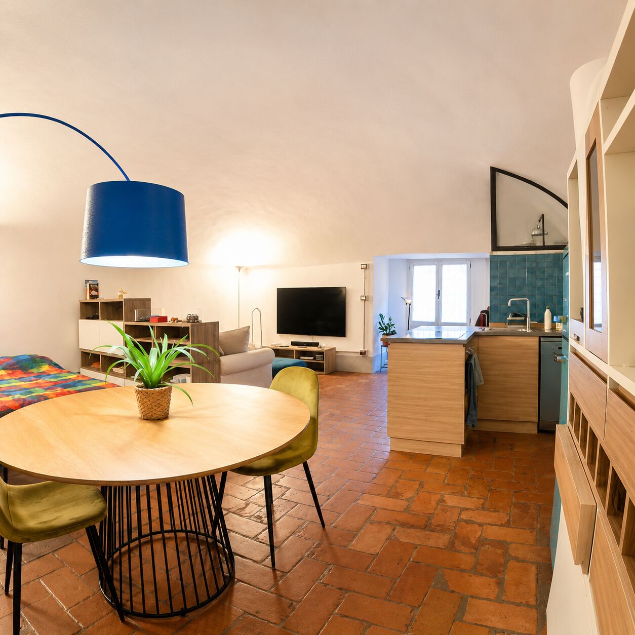 Vista d'insieme dell'appartamento dalla zona pranzo verso il soggiorno